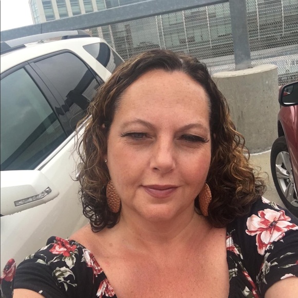 Meet your Posher, Lori - Picture 4 of 4